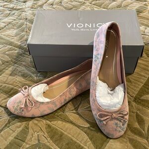 Vionic pink ballet flats. New in the box.
